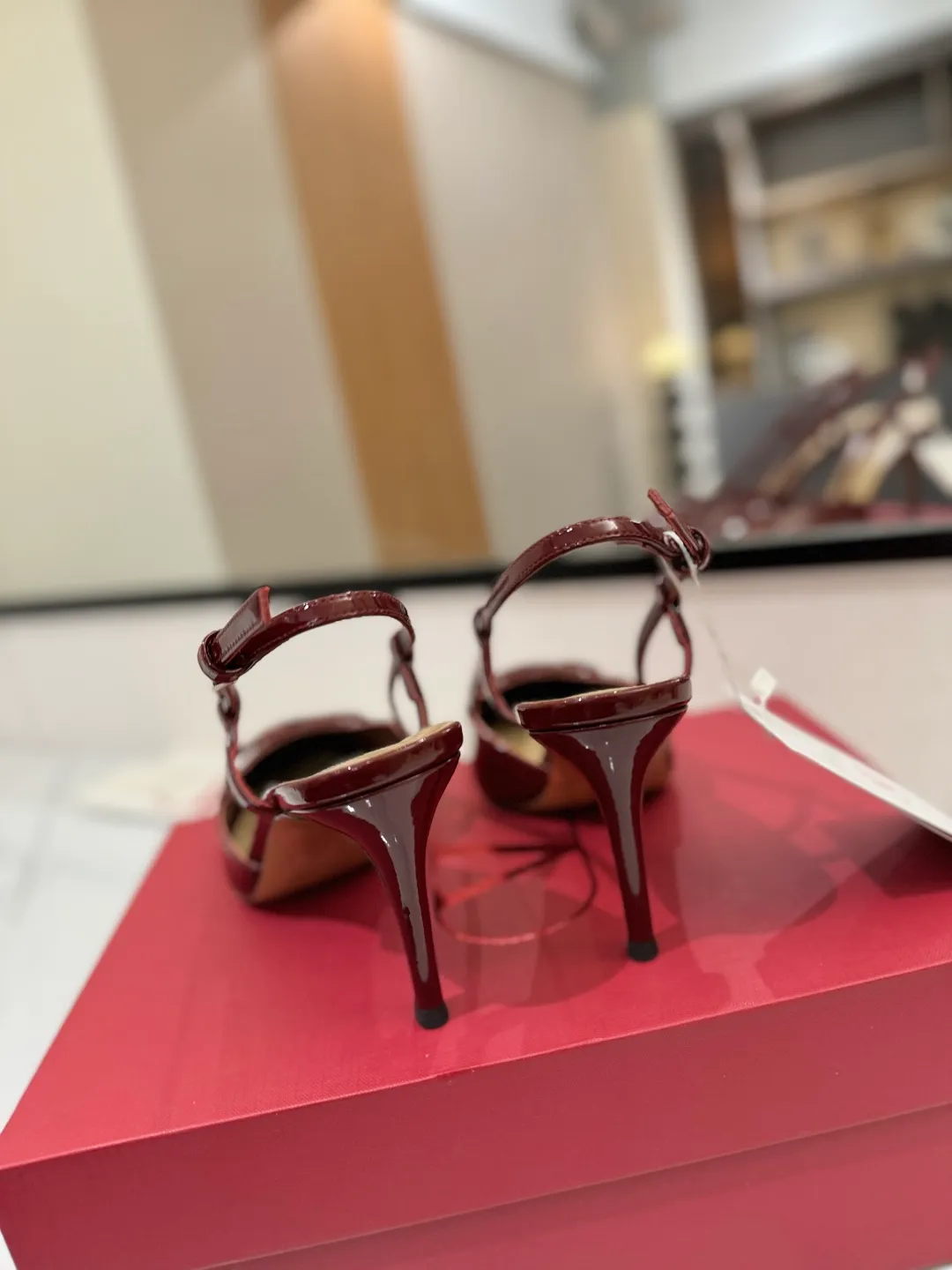 💕💕Factory direct selling price p520💕💕 Valentino launches a new series of sandals, sandals with pointed toe V-buckle sandals. The upper part of the foot is very pedicure-like. The key point is that it is very good and easy to control. It does not grind or tire your feet. It is a walking artifact! Metal VLOGO diamond buckle elements, full of high-end sense! It became sweet instantly.  The avant-garde VLOGO SIGNATURE shoe series interprets VALENTINO GARAVANI's candid attitude. Valentino Garavani V logo back hollow sandals with VLogo Signature decoration, platinum tone VLogo Signature decoration! Upper: imported patent leather Lining: imported goatskin Outsole: Italian leather outsole Heel height: 8cm Size: 35-39 (34-40-41-42 customized size)